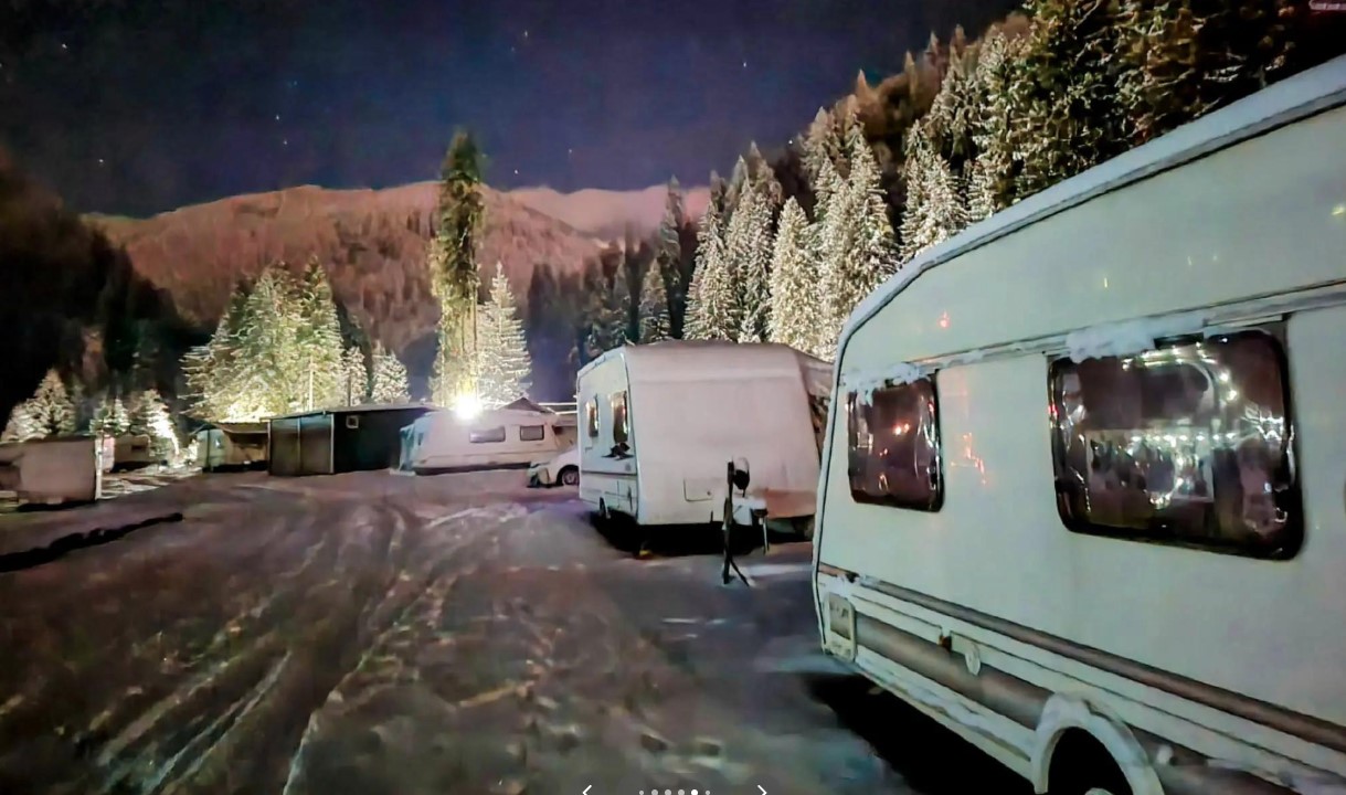 Camping Voina cu rulote și autorulote amplasate într-un decor montan spectaculos