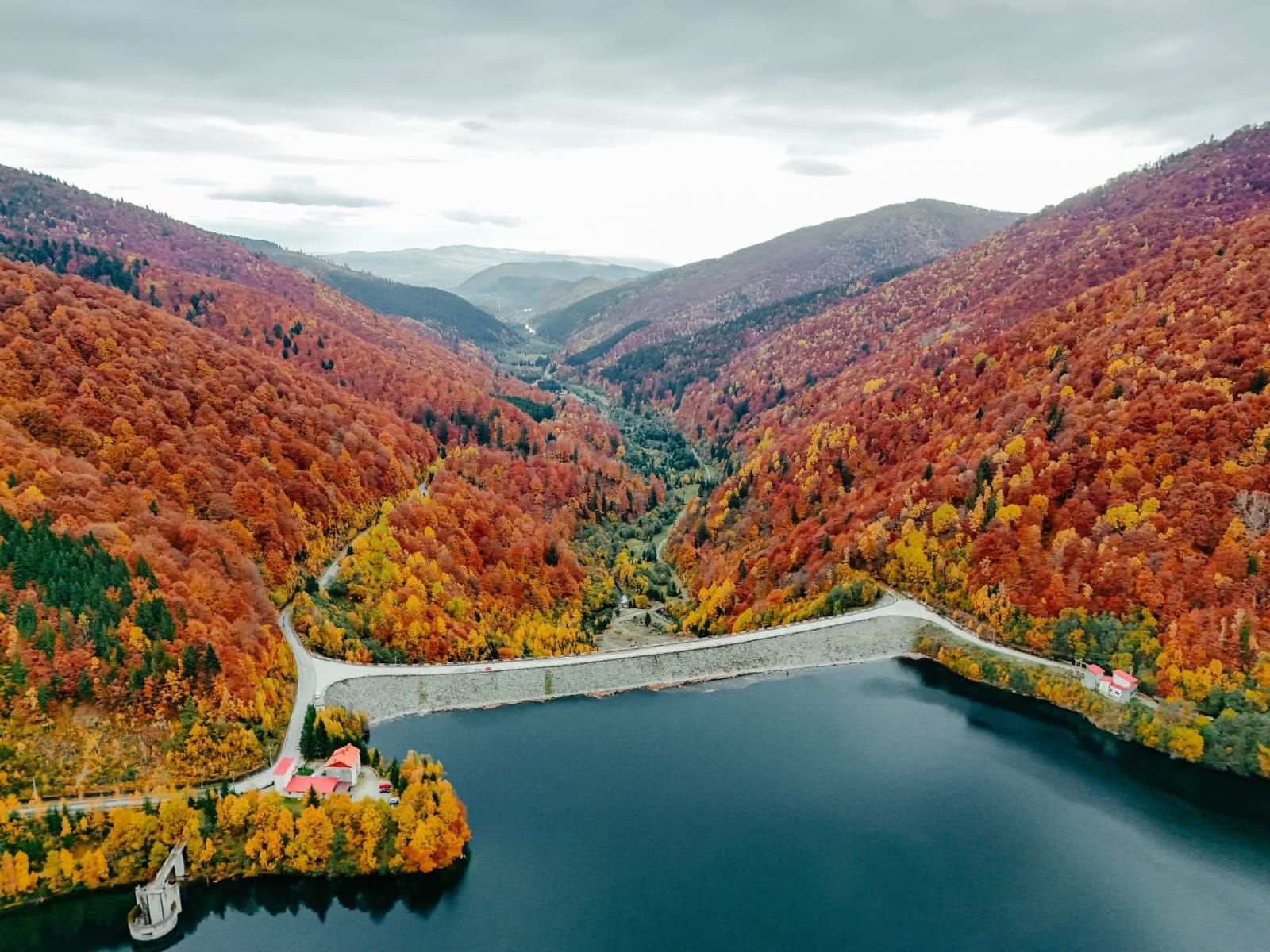 Barajul Râușor din Lerești – Natură, liniște și peisaje spectaculoase